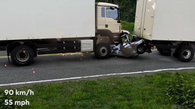 Mercedes W222 vs 2 Trucks 90 KM/H - BeamNG Drive смотреть онлайн