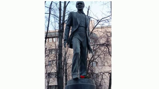 Памятник великому певцу и композитору Муслиму Магомаеву.Москва. смотреть онлайн
