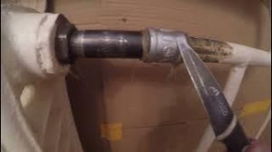 Течёт батарея отопления. Замена подводки с помощью сгона.