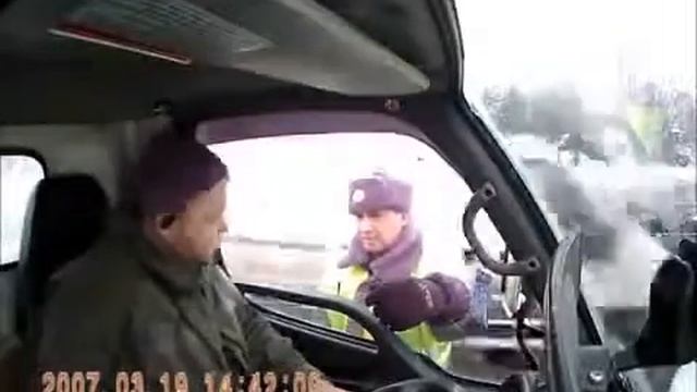 Сотрудник ДПС требует документы для проверки смотреть онлайн