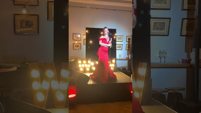 Очень красиво поет. Театр Эстрады им. Райкина. СПб. смотреть онлайн