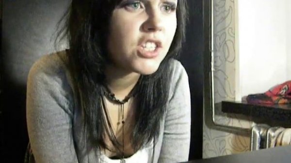 Девушка поет гимн Luftwaffe