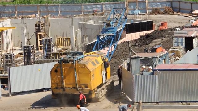 Трал привез Самоходный гусеничный кран, и потом он поедет. смотреть онлайн