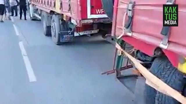 Машины УОБДД сопровождают таджикские фуры с контрабандой в Ноокате? смотреть онлайн