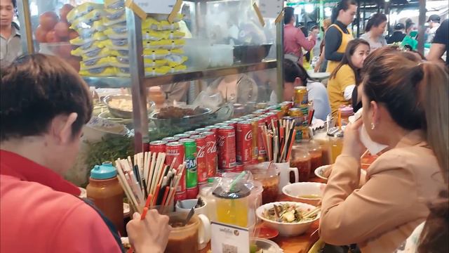 All Yummy Foods! Fresh Spring Rolls, Noodles, Pork Skewers & Desserts - Fully Seated as It Opens смотреть онлайн