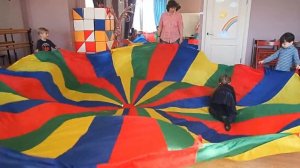 Кошки-мышки под игровым парашютом. Подвижные игры для праздника. Игры для большой компании