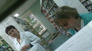 Хамский персонал работает в  регистратуре городской поликлинике