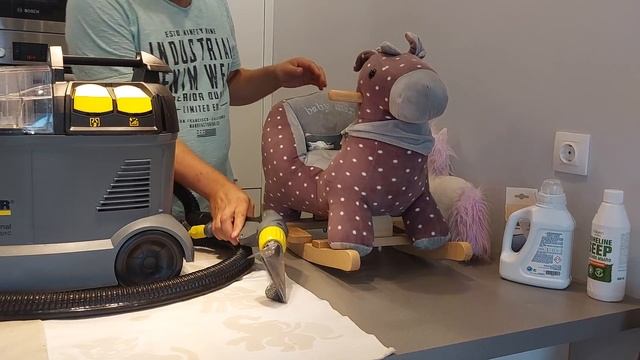 Чистим детские мягкие игрушки Kärcher PUZZI 8/1c. Используем безопасные моющие средства. смотреть онлайн