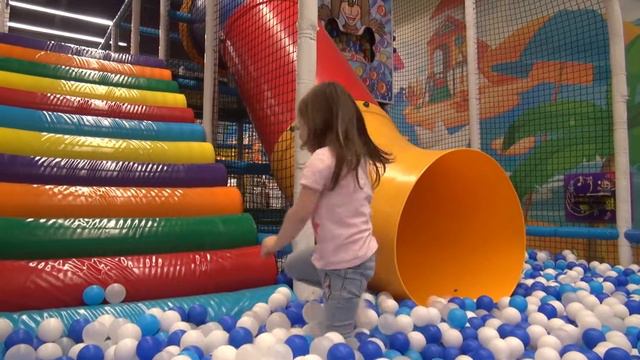 ПАРК РАЗВЛЕЧЕНИЙ БАССЕЙН с шариками ГОРКИ кубы | Fun Indoor Playground for Kids смотреть онлайн