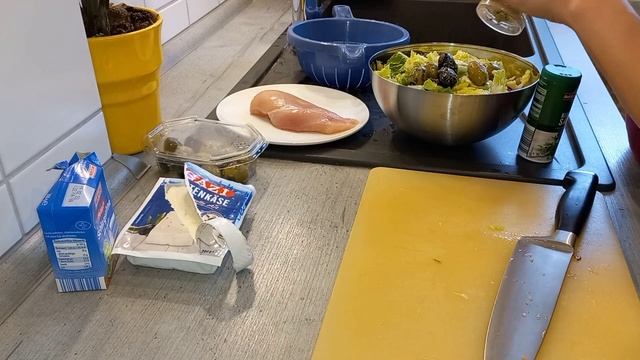 Нас 500! // Вкусный Греческий Салат с тёплым соусом и куриной Грудкой // смотреть онлайн