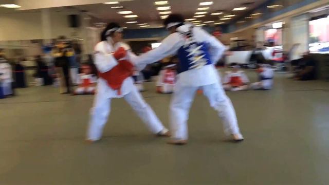 Jung Suwon Testing April 11 2015: Orange belt warrior sparring with Yellow belt warrior Jorge смотреть онлайн