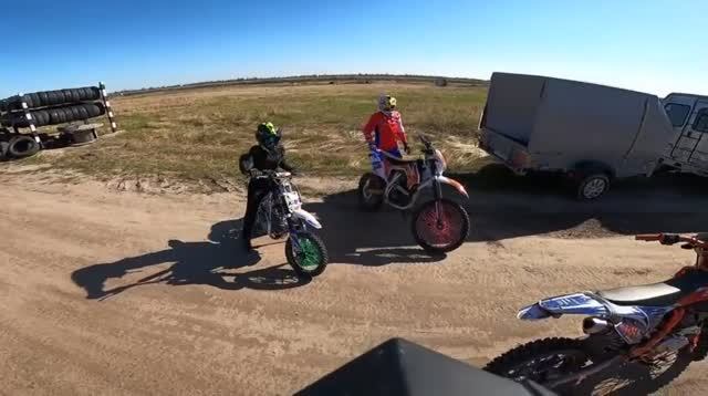 Столкновение двух ПитБайкеров на покатушках! KAYO mini, BSE Z1, Avantis A2..mp4 смотреть онлайн