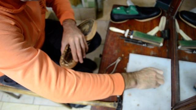 Обувь ручной работы. Прибиваем деревянными гвоздями рант на пяточной зоне. смотреть онлайн