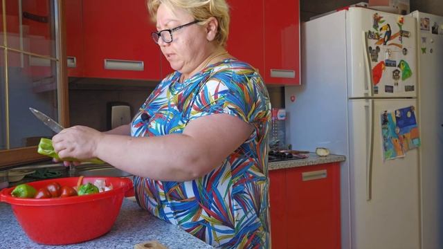 что у нас НА ОБЕД/ почему МОЯ сестра РАЗВЕЛАСЬ? испортить НАСТРОЕНИЕ он умеет/ всегда ВИНОВАТА я.