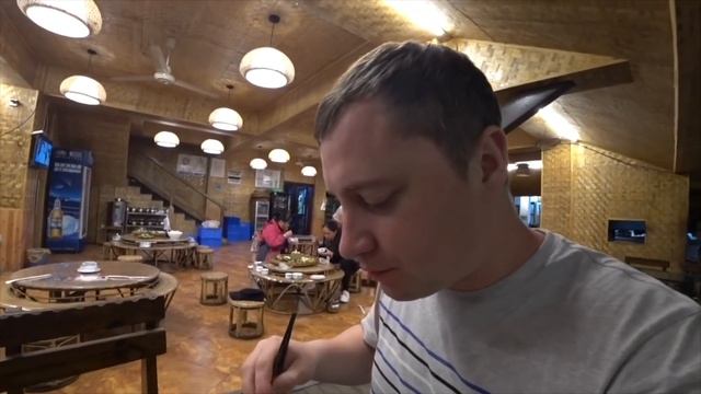 Сишуанбаньна | Китай | Ужинаем в местном ресторане | Южно китайская кухня смотреть онлайн