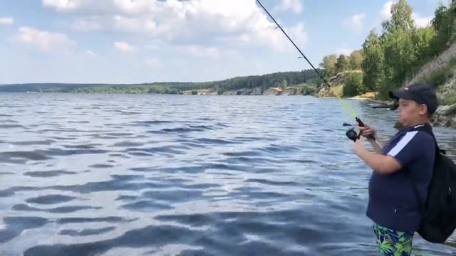 Ни фига себе, вообще не клюёт 😜 Рыбалка на спиннинг в водохранилище. смотреть онлайн