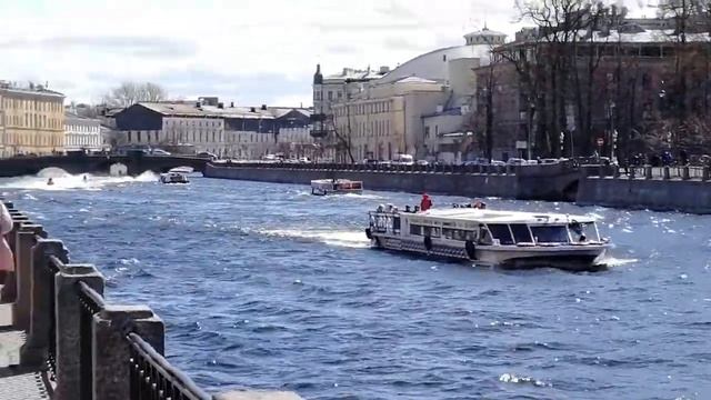 Летний водный сезон2022 начался в Санкт-Петербурге?На набережной реки Фонтанки скутеры,лодочки и т. смотреть онлайн