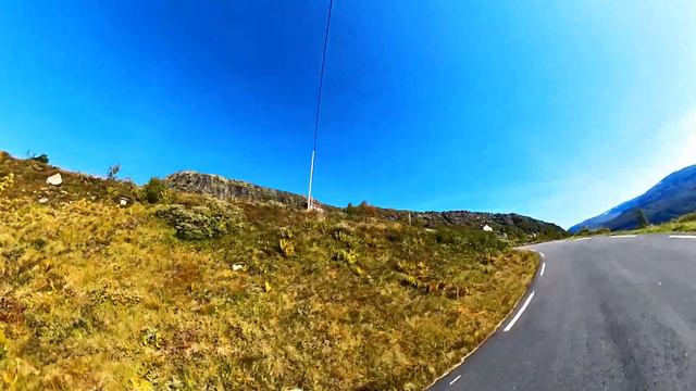 Ha мотоцикле Kawasaki Z650 к водопаду Låtefoss , Норвегия.