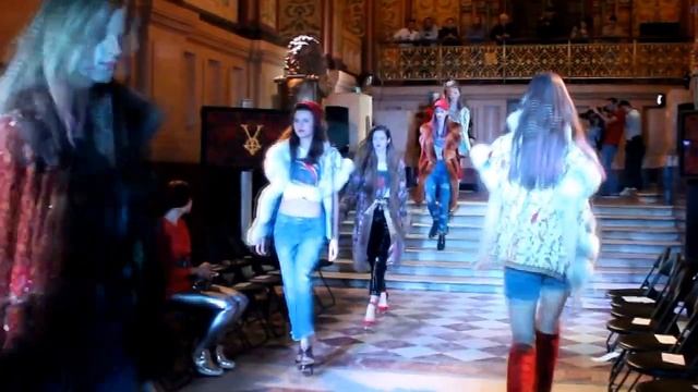 Вика Цыганова показала «20 оттенков красного» на Mercedes-Benz Fashion Week смотреть онлайн