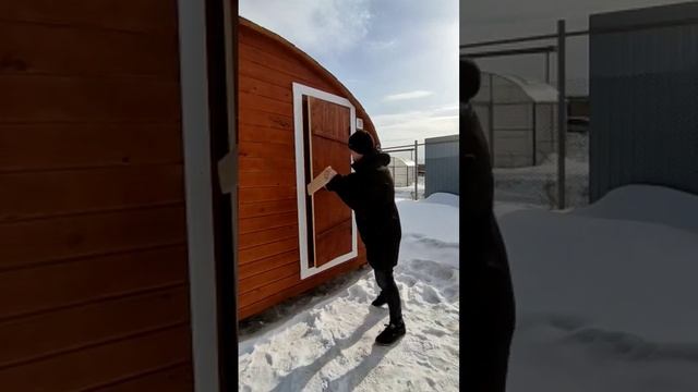 Что делать если деревянная дверь не закрывается. Ломать? нееее.... #баня #банябочка #дома смотреть онлайн