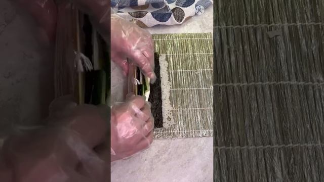 Первый способ закатки РОЛЛ смотреть онлайн