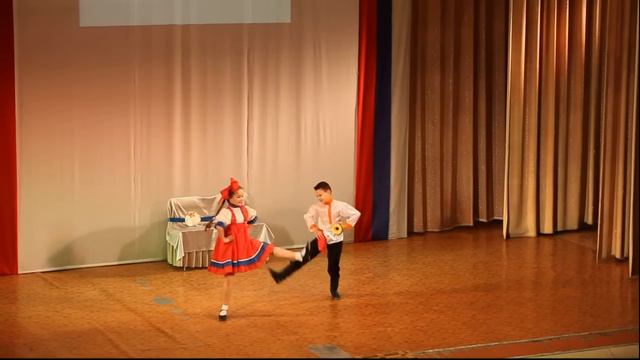 анс."Каблучок" "Сидел Ваня на диване" смотреть онлайн