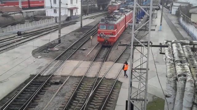 Электровозы ВЛ8 и ВЛ10 на вокзале Симферополь смотреть онлайн