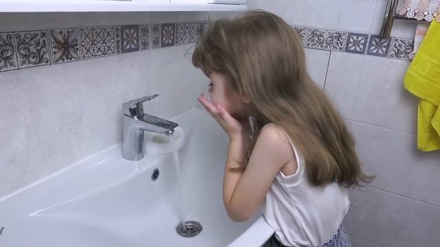 Ева как мама учится пользоваться детской косметикой. Baby makeup смотреть онлайн