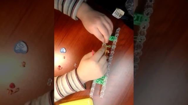 Плетение из резинок браслет россии смотреть онлайн