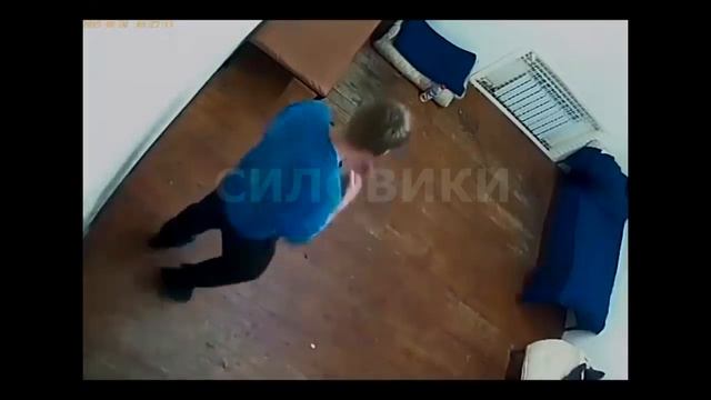 Футболист Иван Вшивков буянит в камере смотреть онлайн