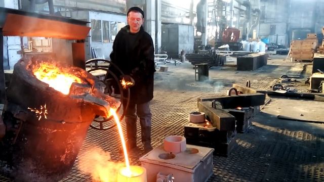 Моет руку жидким металлом. Снимал я. смотреть онлайн