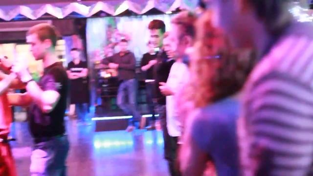 Учимся танцевать на вечеринке смотреть онлайн