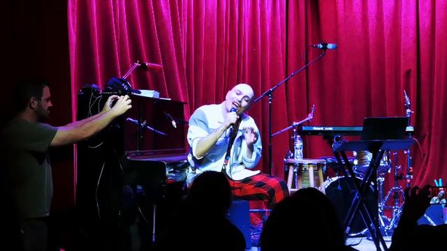 Ivo Dimchev- Traveling light at The Hotel Cafe in Hollywood смотреть онлайн