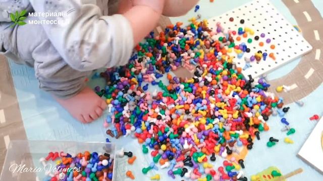 Материалы Монтессори, игры для мелкой моторики, распознавание цветов. Развитие ребёнка 18+ месяцев. смотреть онлайн