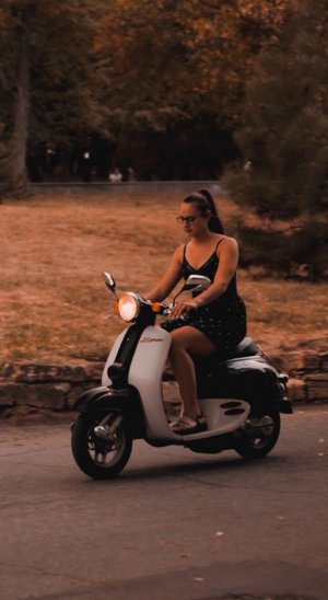 #shorts  Девушка едет на Honda Giorno