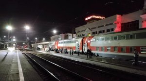 Двухэтажный поезд Адлер - Москва в ночном Краснодаре