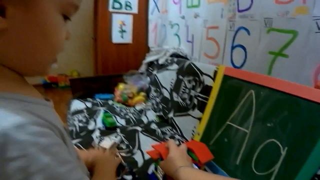 Учимся писать цифру 3, читаем по слогам БЕ БЫ, цвета и слова на анлийском 2+ смотреть онлайн