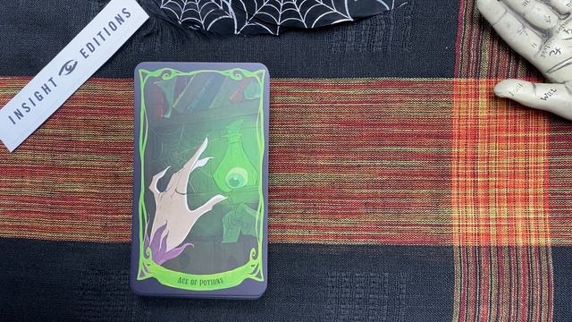 Hocus Pocus Tarot | Insight Editions | Flip Through смотреть онлайн