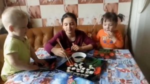 ВЛОГ:Кушаем суши/Ужин роллы/Дети кушают суши/Роллы в домашних условиях/Мама и дети/Дети и родители