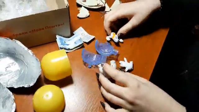 Распаковка Большого Киндер Сюрприза // Обзор Kinder Surprise смотреть онлайн