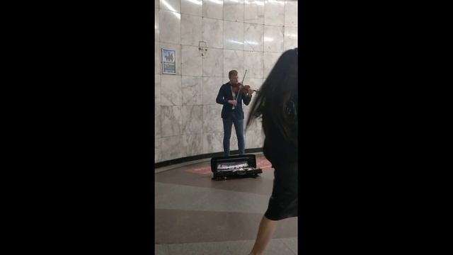 2023.05.27 Москва. Музыка в метро. Переход на станцию Театральная смотреть онлайн