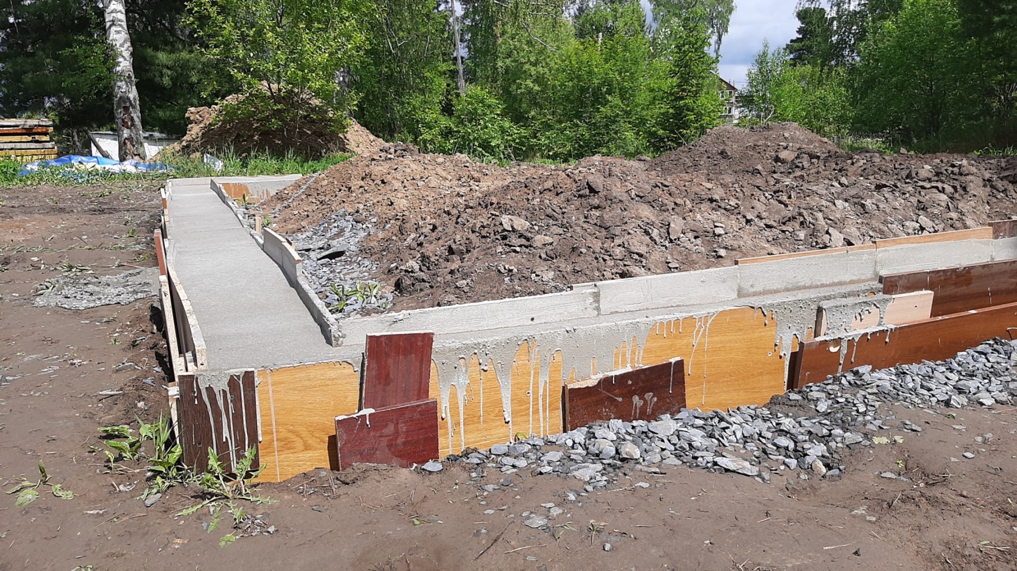 ЗАЛИВКА БЕТОНА В ОПАЛУБКУ ИЗ ШКАФОВ. Ленточный фундамент под баню своими руками. Строительство бани смотреть онлайн