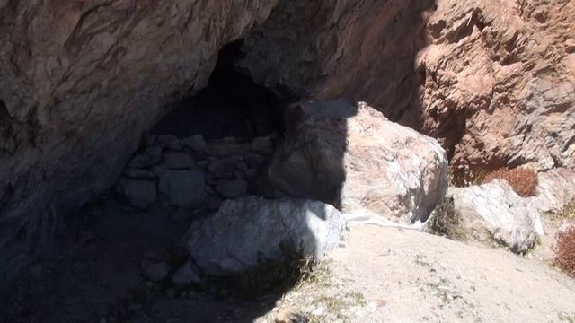 In a Cave at Lake Manasarovar listening to the sound of the water смотреть онлайн