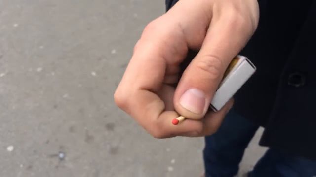 Как зажечь спичку одной рукой смотреть онлайн