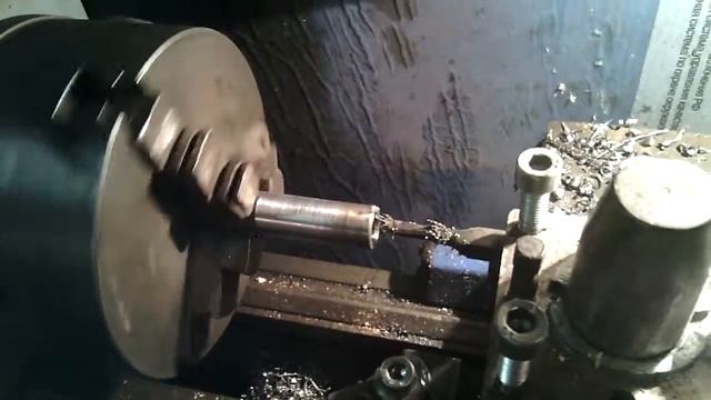 Нарезаем резцом внутреннюю левую резьбу шаг 1,5 смотреть онлайн