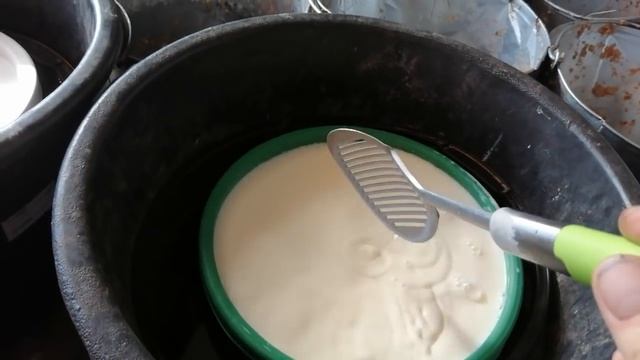 УТРЕННЯЯ ДОЙКА!КАК СОХРАНИТЬ МОЛОКО ЛЕТОМ!СДАЕМ НА МОЛОКОВОЗ!КОНТРОЛЬ КАЧЕСТВА И ТРЕБОВАНИЯ! смотреть онлайн