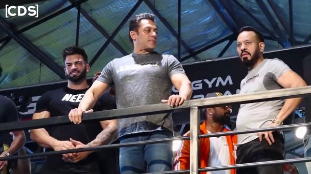 У Салман хана родились близняшки, есть 17-летняя дочь, а жена живёт в Дубае / Bollynews-India смотреть онлайн