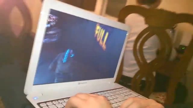 мой 3-юродный брат играет на компе в игру:дэд спейс! смотреть онлайн