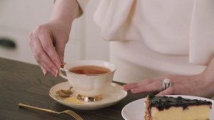 Уроки этикета: как пить чай с пирожным