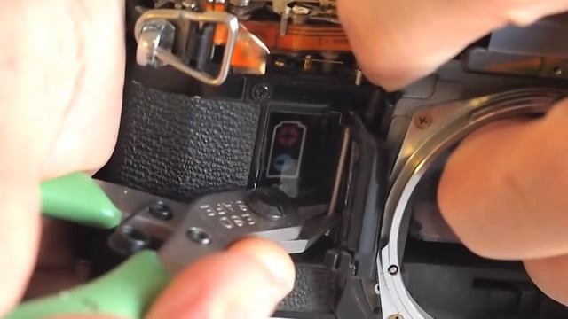Fix Old Cameras: AE-1 Top Cover Removal / Battery Door Replacement смотреть онлайн